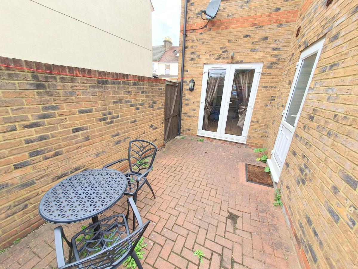 Friars Walk Houses With 2 Bedrooms, 2 Bathrooms, Fast Wi-Fi And Private Parking Sittingbourne Ngoại thất bức ảnh