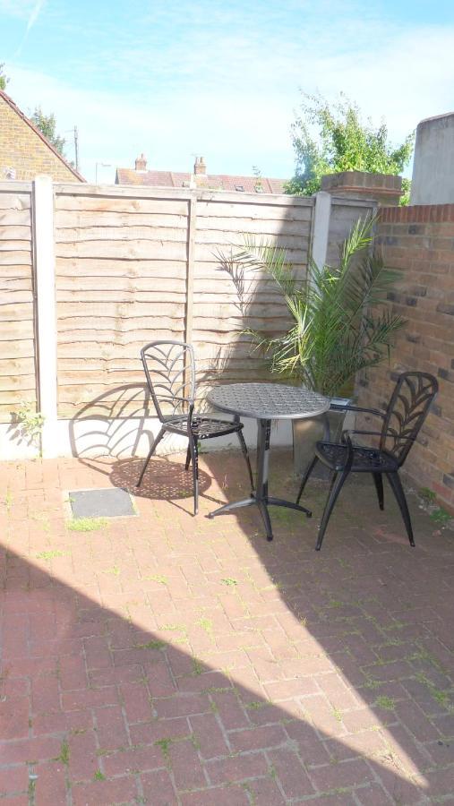 Friars Walk Houses With 2 Bedrooms, 2 Bathrooms, Fast Wi-Fi And Private Parking Sittingbourne Ngoại thất bức ảnh