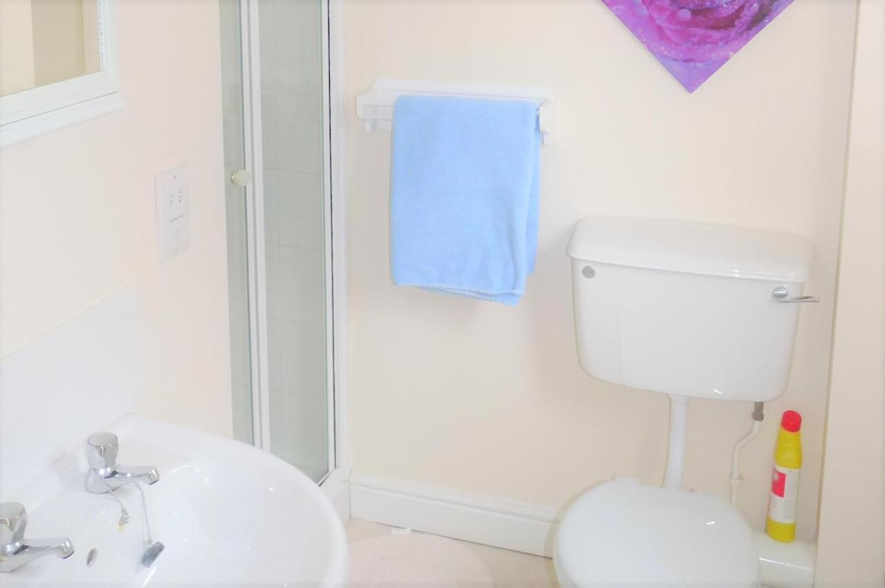 Friars Walk Houses With 2 Bedrooms, 2 Bathrooms, Fast Wi-Fi And Private Parking Sittingbourne Ngoại thất bức ảnh
